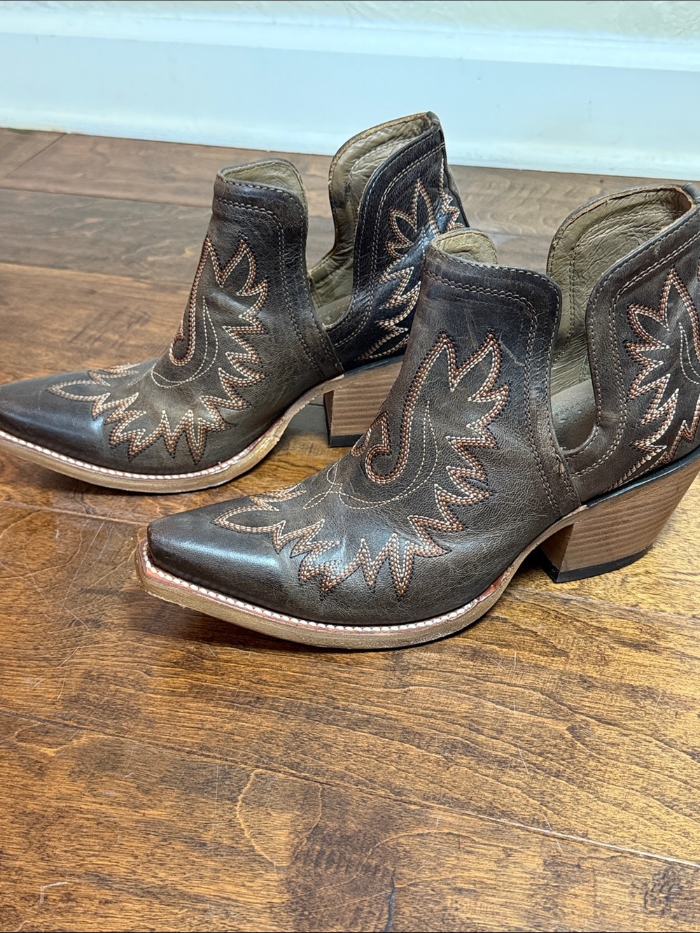Ariat Women's Dixon Weathered Western Booties, size 8 - Picture 3 of 8